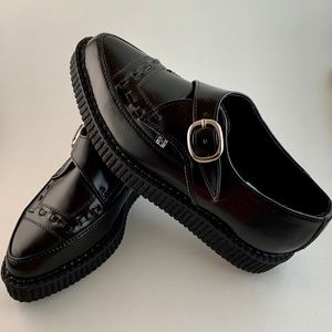 Pointed buckle leather creepers